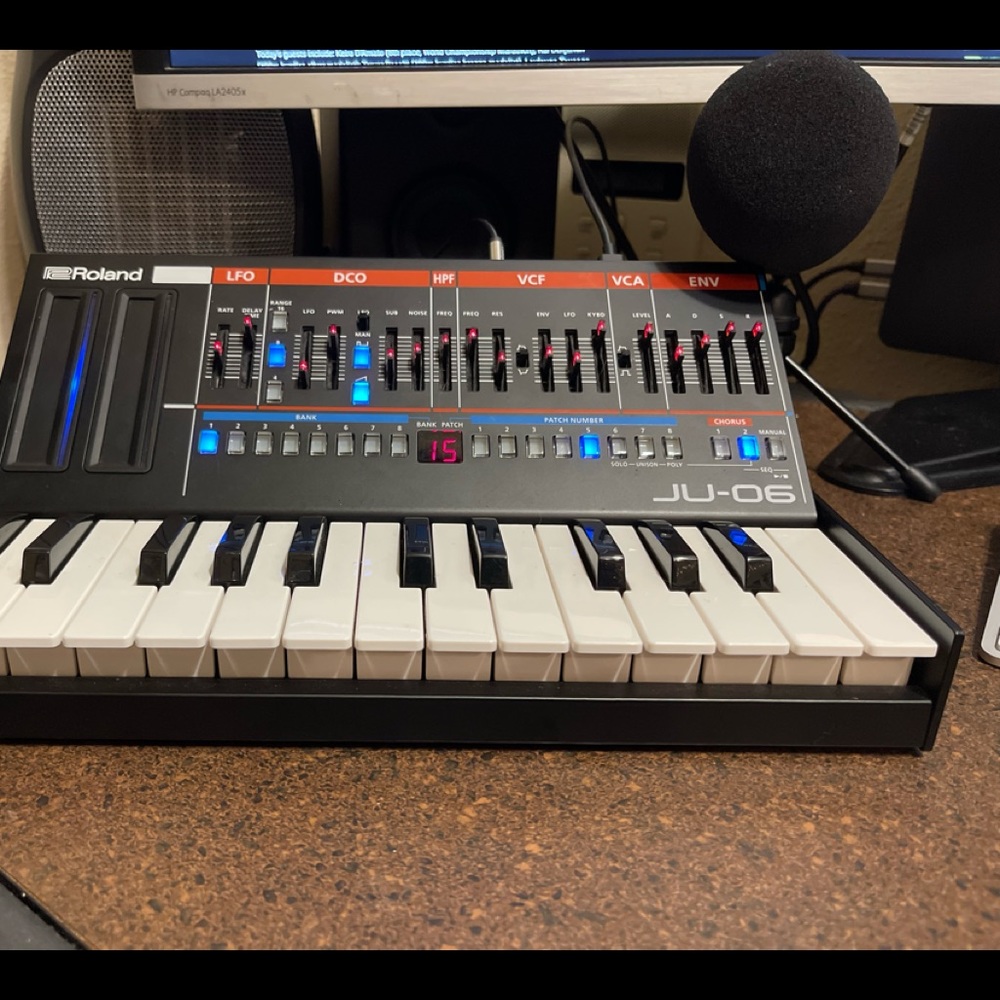 Roland JU-06 Boutique Series Synthesizer Module w/K-25m Keyboard - Picture 2 of 6